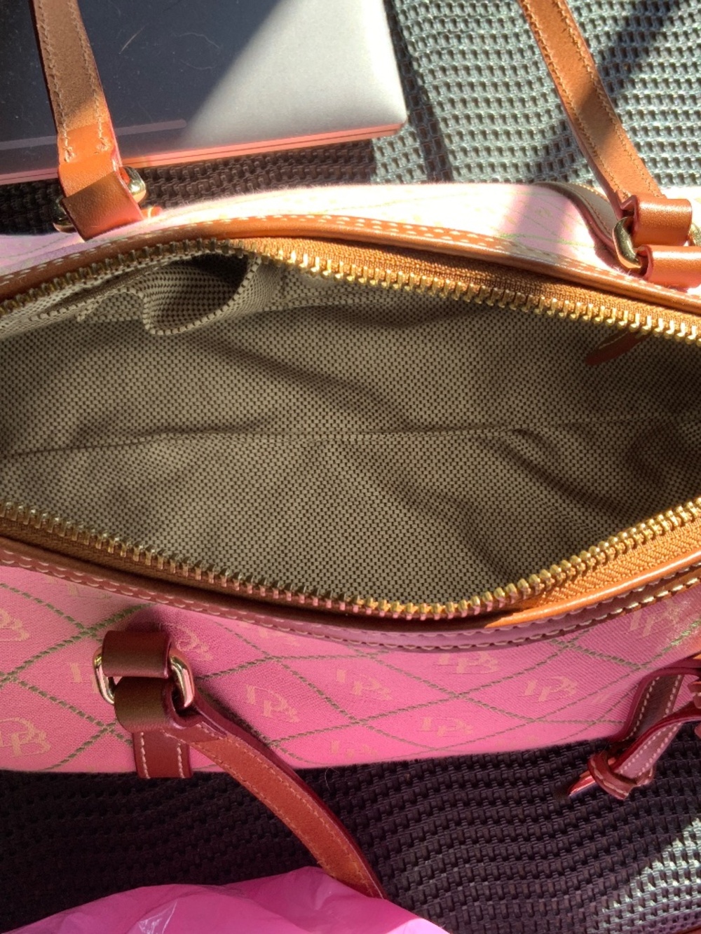 RARE VINTAGE DOONEY & BOURKE BARREL SHOULDER BAG Pink & Yellow Like New - Picture 3 of 5